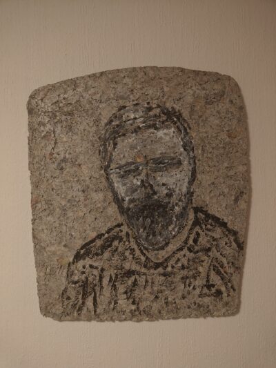 Selvportræt på cement-papmache